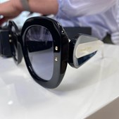 Nye solbriller fra Carolina Herrera snart hos Thiele Optik Silkeborg