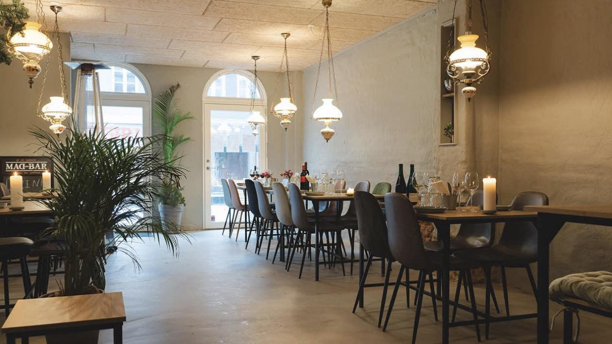 Den Hvide Hests lillesøsterbar åbner hyggelig gårdhave for sæsonen