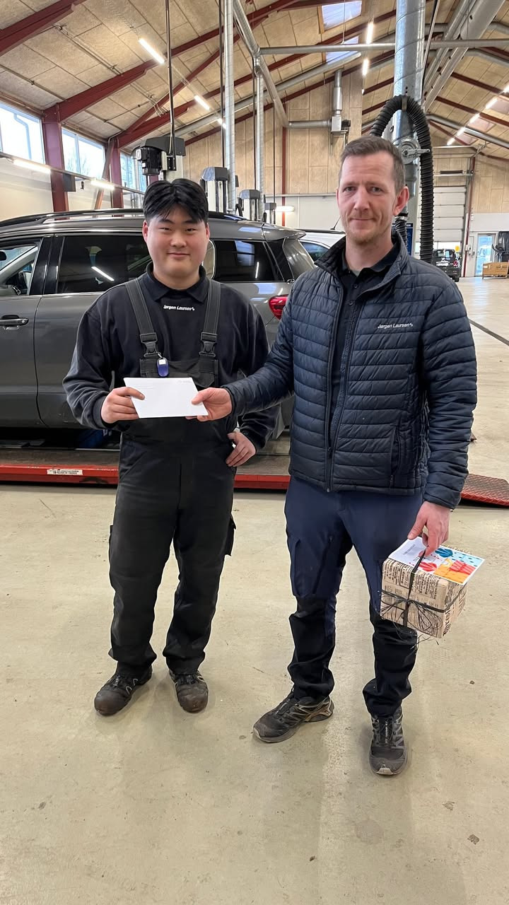 Jørgen Laursen A/S fejrer nyuddannet automekaniker Kristian Kyung Gadegaard