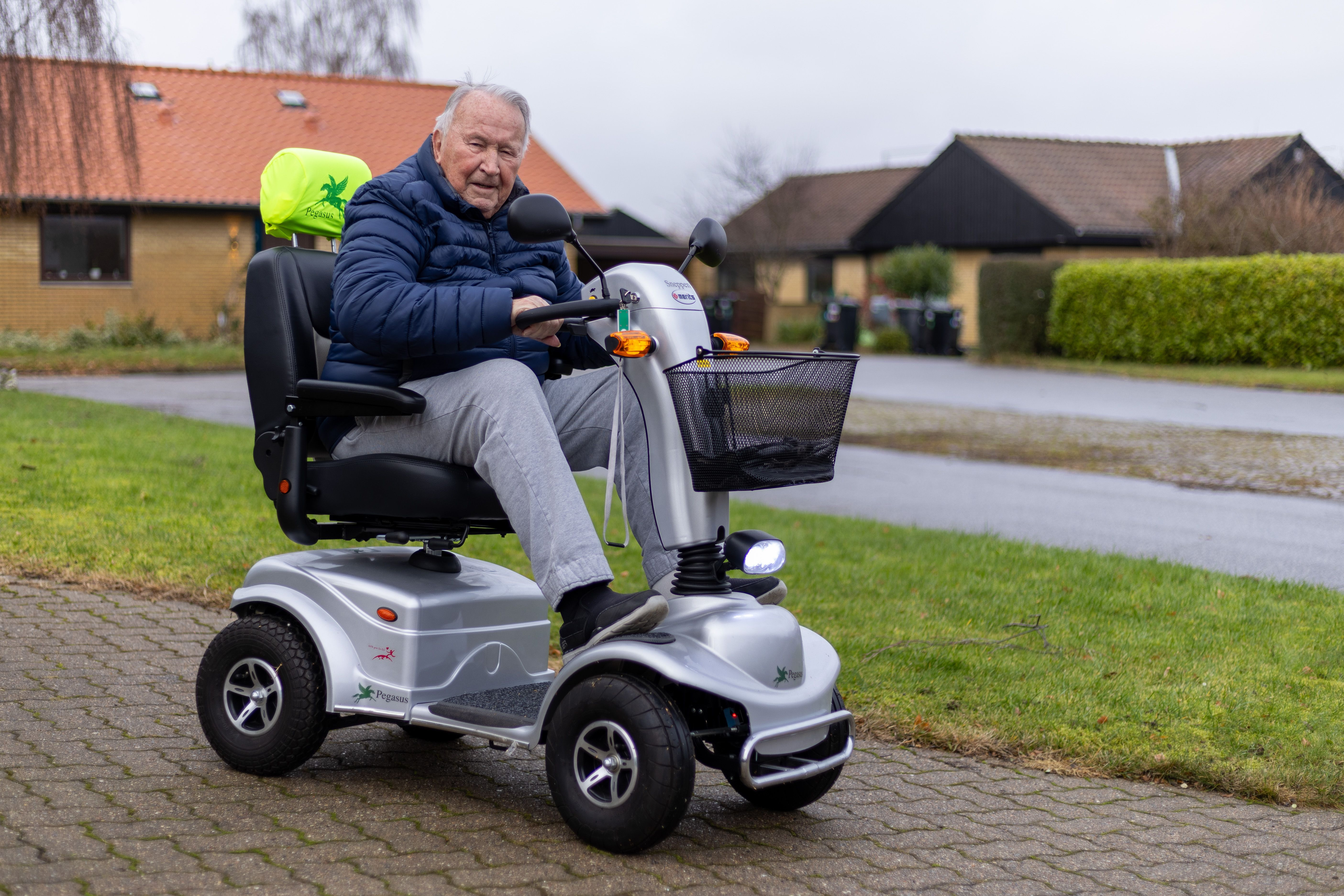 91-årige Erik er bundet til hjælpemidler efter to blodpropper, men stadig taknemmelig