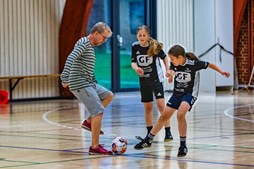 FC Piger samler ind til kræftens bekæmpelse