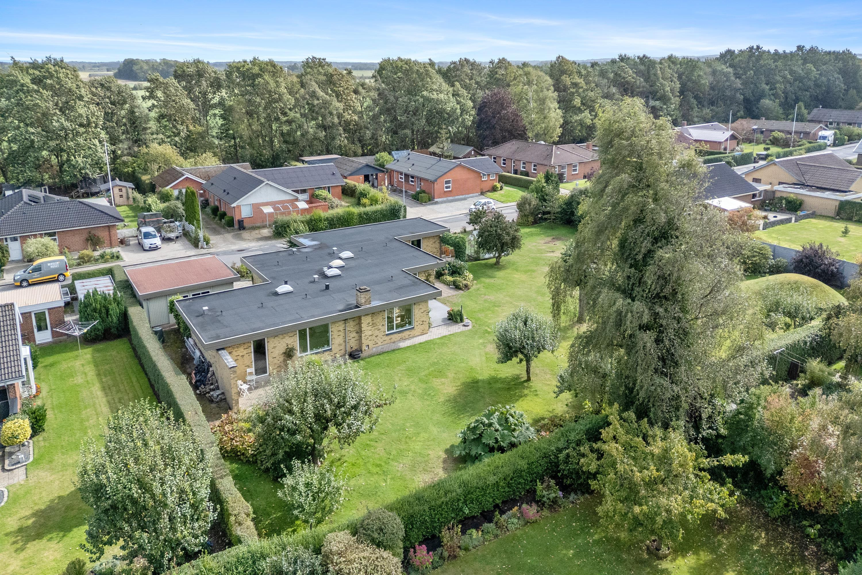 Til salg hos Mæglerhuset Sæby: Rummelig villa med stor have i Hørby