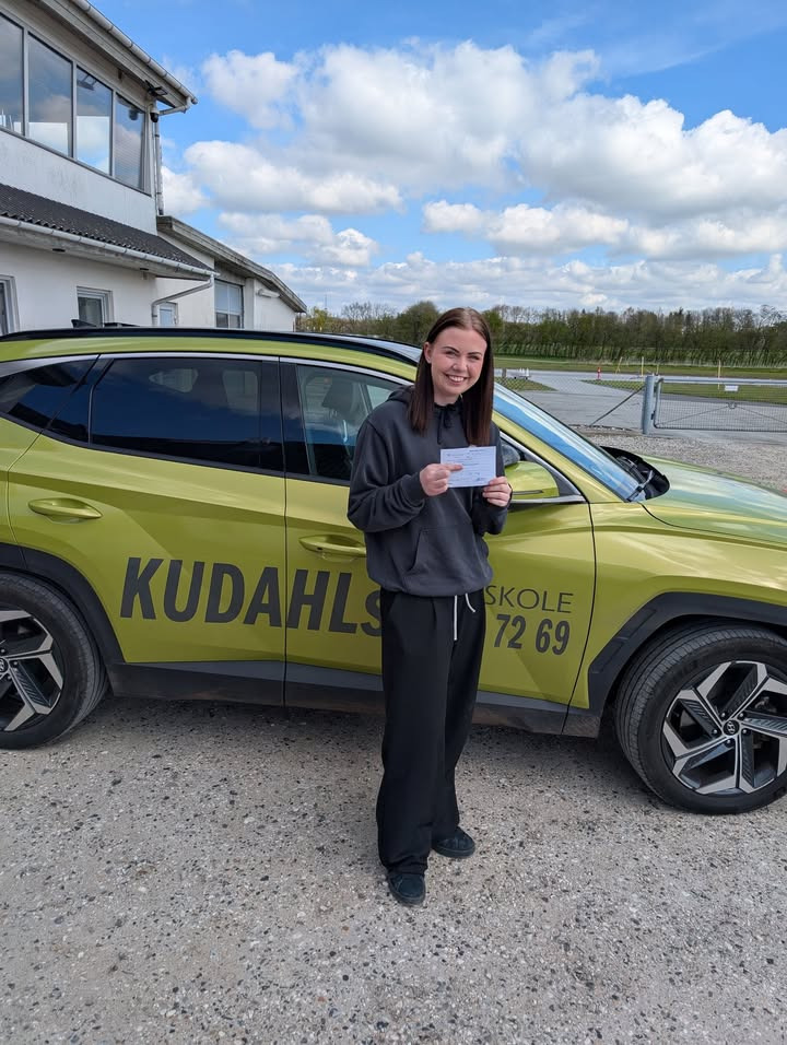 Kudahls Køreskole ønsker Yasmin tillykke med bestået køreprøve