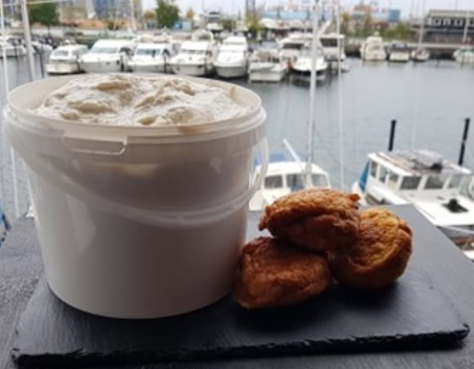 Meny Hobro tilbyder fiskefars i spand med afhentning kun onsdag