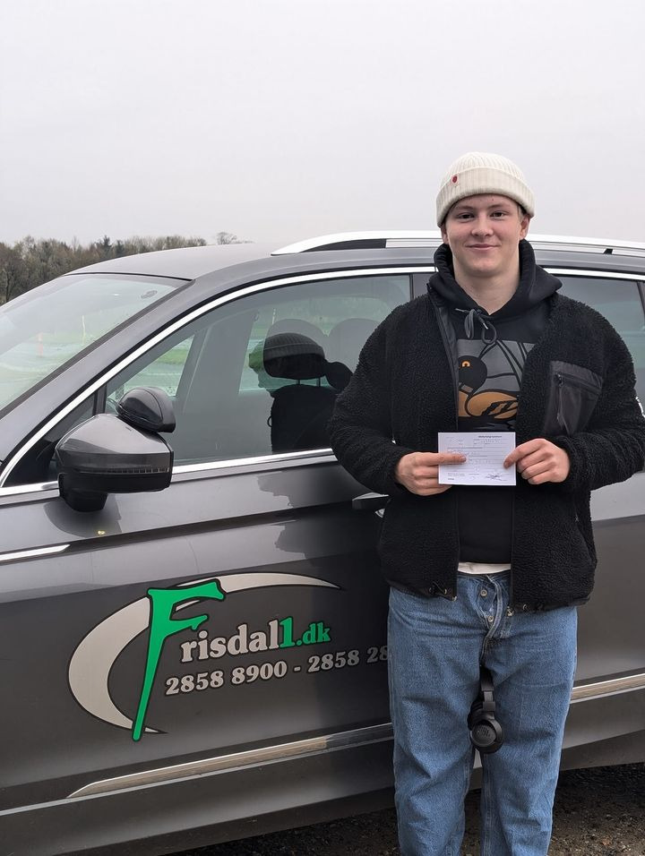 Noah klar til vejene: Frisdal Køreskole I/S fejrer nyudklækket bilist