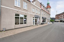 Perfekt lejemål i Silkeborgs centrum med udstillingsvinduer og parkering