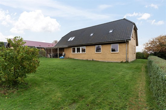 Rummelig og velholdt villa i 2 plan med 7 værelser