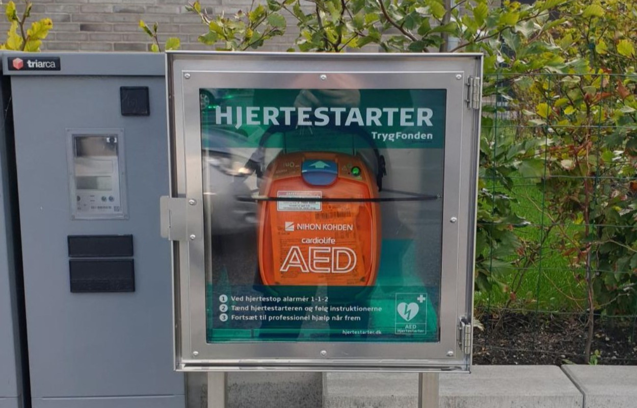 Grundejerforeningen Ammendrup Park i Helsinge har fået en hjertestarter som skal give tryghed i hele området 