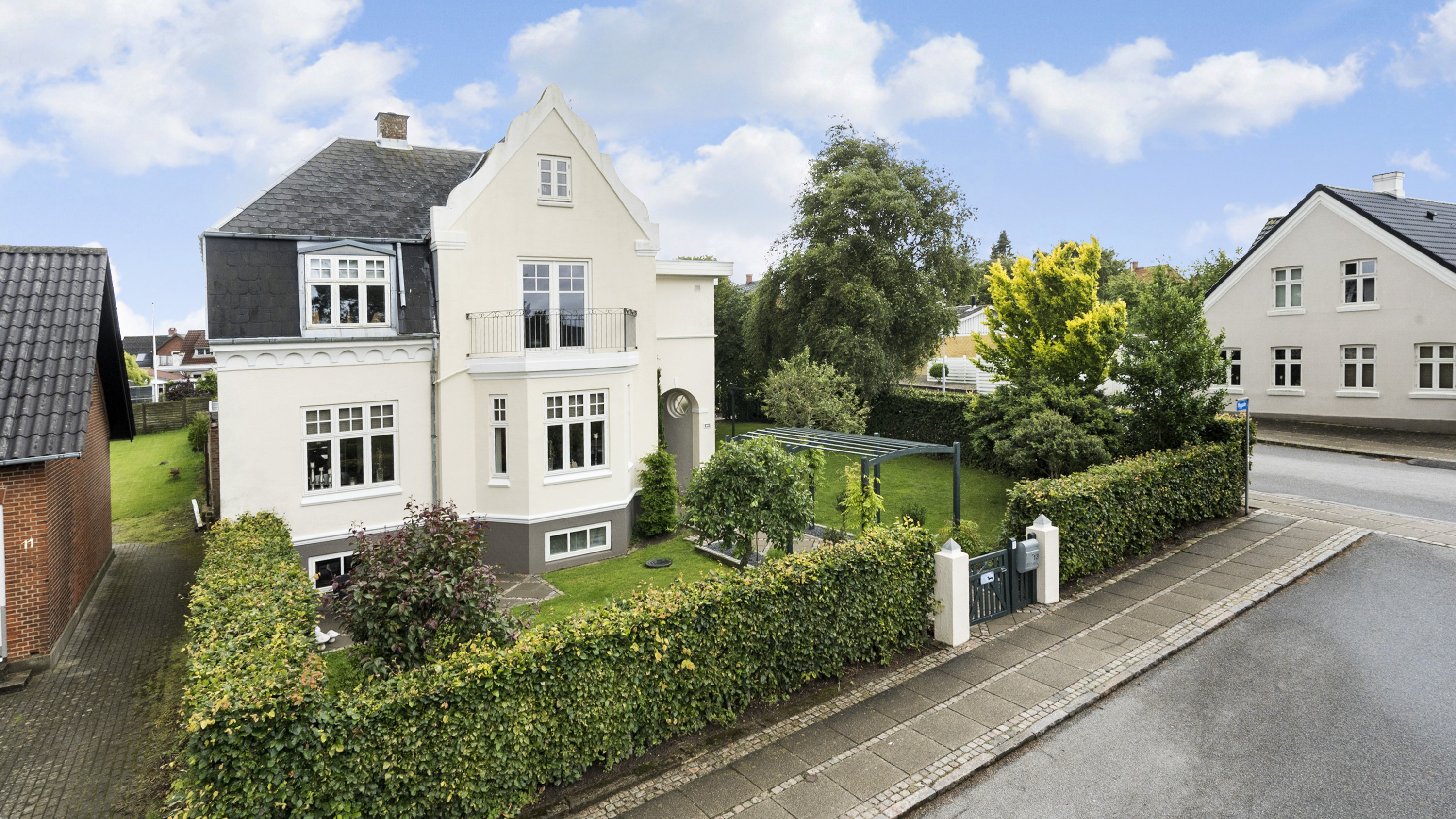 Til salg hos EDC Ejendomsgruppen: Charmerende og rummelige patriciervilla