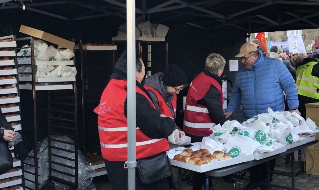 Fejring af bededag på Café Oskar: Varme hveder og politisk debat