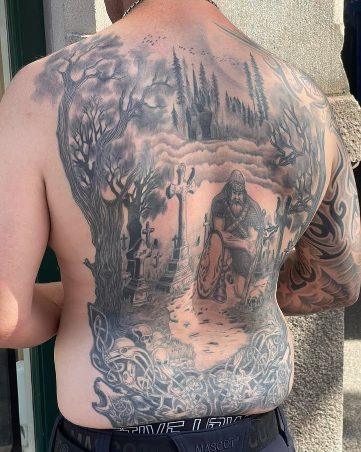 Skin & Colors Tattoo ApS viser helet tatovering lavet af Dorthe