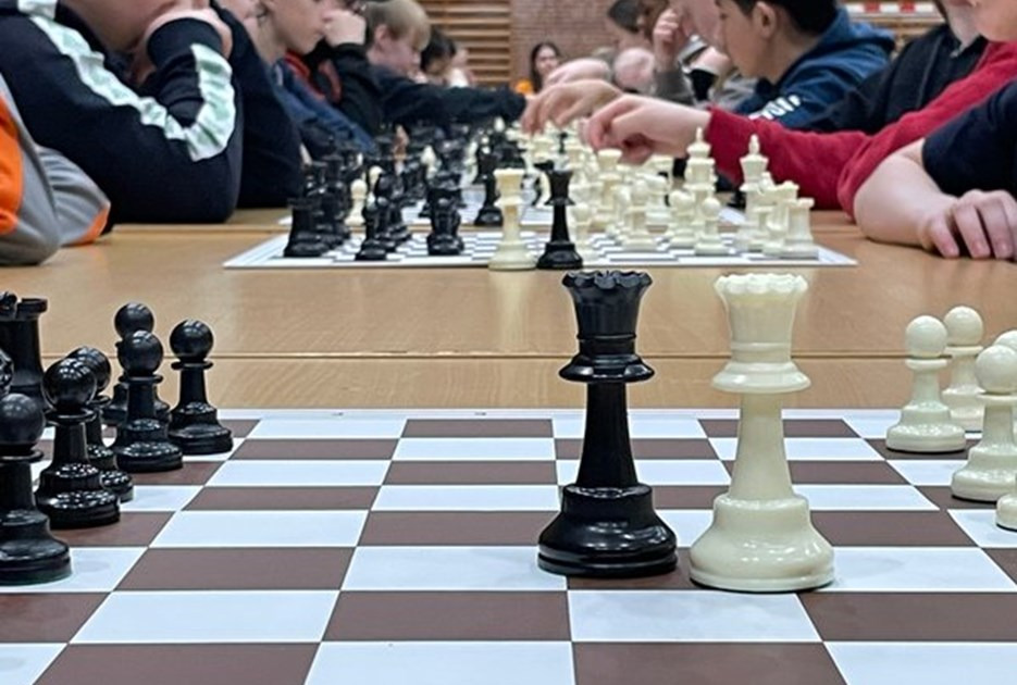 Hjernegymnastik på skoleskemaet: 335 lokale skoleelever i skak-dyst