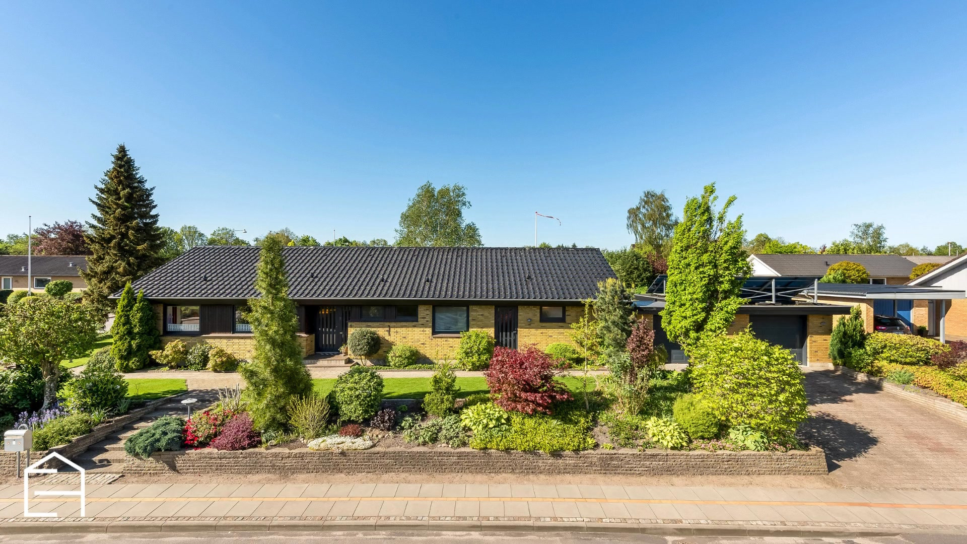 Ejenholm Bolig & Erhverv præsenterer rummelig etplansvilla i Toftlund - perfekt for den store familie