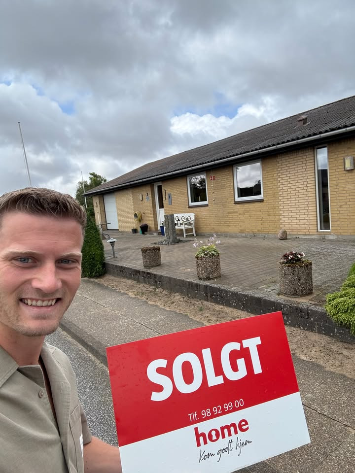 Home Hjørring fejrer salg af hus på Vitus Berings Vej 8