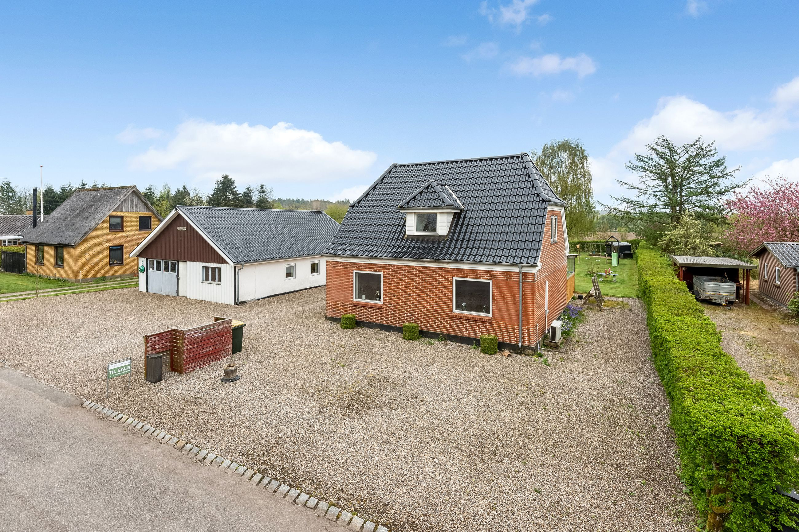 Charmerende ejendom med stor garage/værksted i naturskønne omgivelser