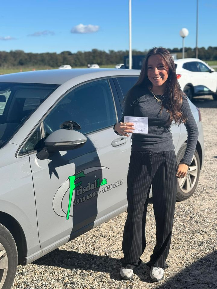 Frisdal Køreskole I/S fejrer Emelies succes på vejene