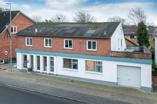 Her er en ejendom med muligheder - slip fantasien løs !