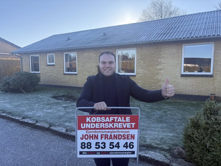 John Frandsen Herning underskriver købsaftale for bolig på Fasanvej 10 i Hammerum