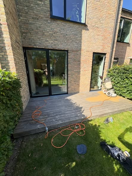 Øens Håndværkercentral Aps tilbyder professionel terrasseslibning med oliebehandling