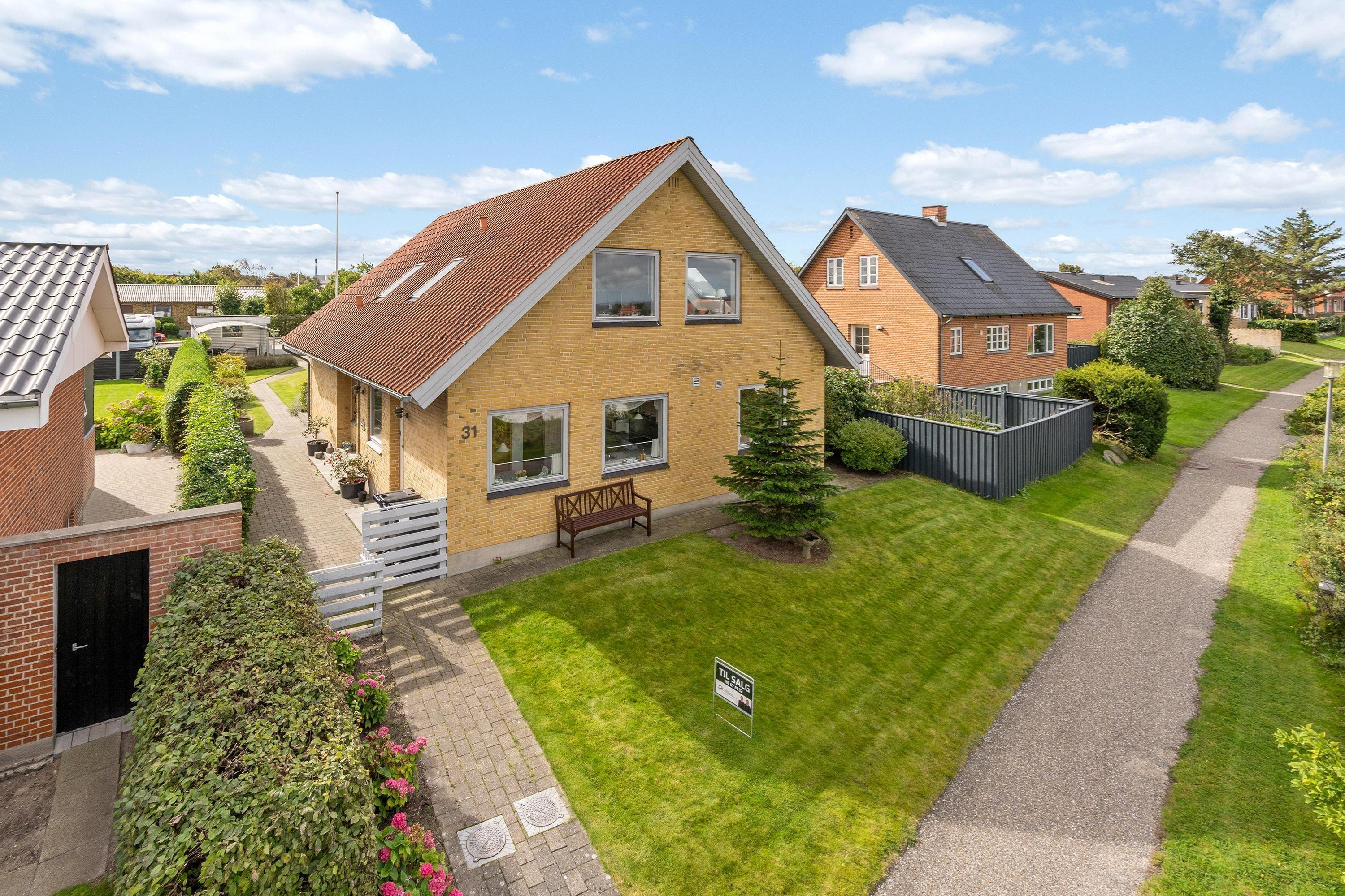 Til salg hos Mæglerhuset  Asger Larsen: Rummelig, højtplaceret villa med dragende udsigt