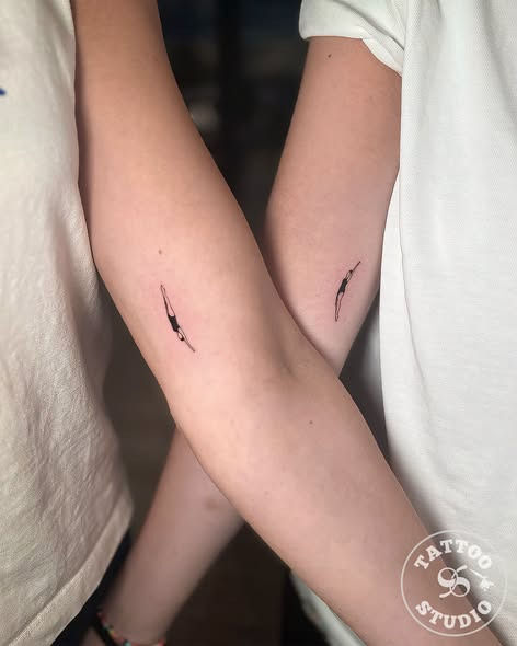 Tattoo Studio 96 Aalborg laver små matching tattoos til to veninder