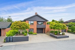 Til salg hos WESTERGAARD BOLIG: Højt og meget attraktivt beliggende rødstensvilla