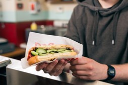 Stadeplads til pølse- eller madvogn ledig på Nytorv i Slagelse fra september 2025