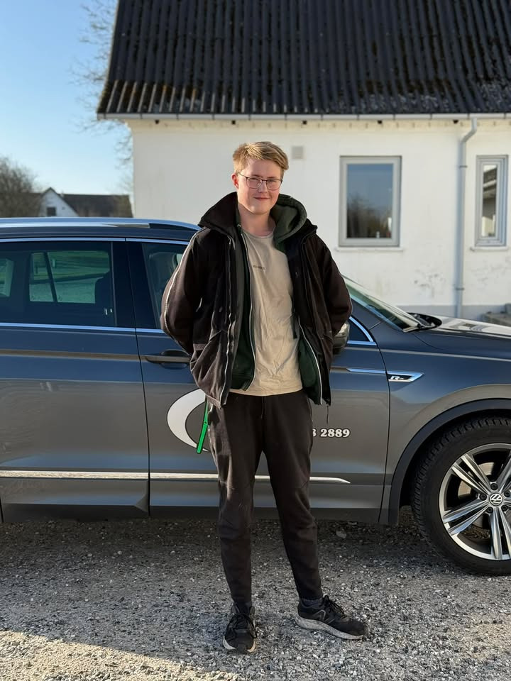 Frisdal Køreskole I/S ønsker Tobias tillykke med kørekortet