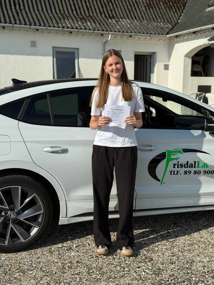 Frisdal Køreskole I/S lykønsker Nina med kørekortet