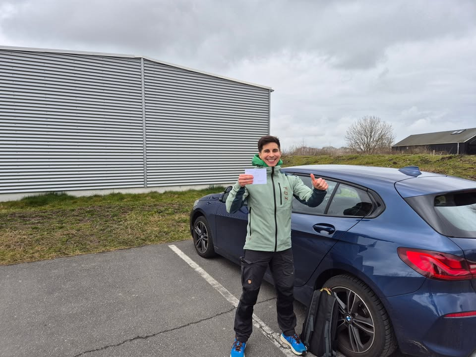 Nordbyens Køreskole fejrer Tomas De La Silvas nye kørekort trods Færdselsstyrelsens planlægningsfejl