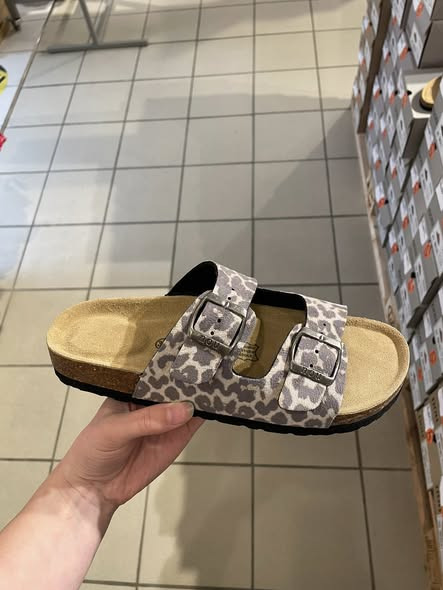 Sportigan Farsø har fået populære Cork-sandaler i butikken