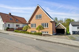 Charmerende villa med god plads, lys stue og skøn have til afslapning.