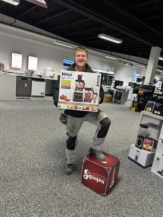 Skousen Nørresundby Hvidevarer fejrer vinder af Ninja blender og annoncerer ny konkurrence for Nilfisk støvsuger