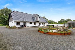 Estate Herning-Ikast præsenterer: Nybyvej 3 - rummelig bolig tæt på naturen og Herning by