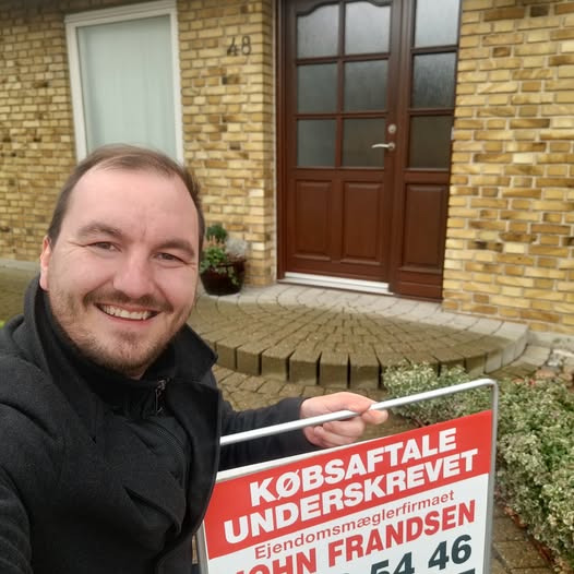 John Frandsen Herning underskriver købsaftale for bolig i Hammerum