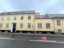 Fantastisk erhvervsejendom i hjertet af Silkeborg tilbyder lys, stil og gode parkeringsmuligheder