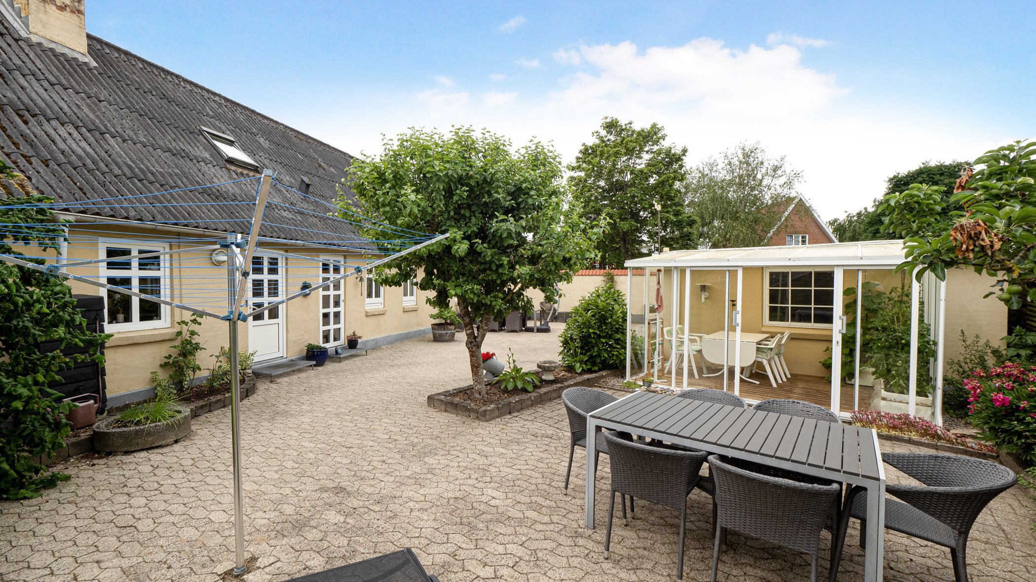 Ny pris på rummelig og moderniseret villa midt i Lem