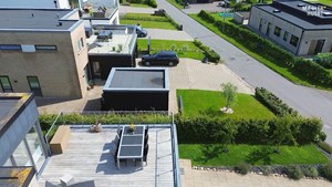 Mæglerhuset Sæby tilbyder arkitekttegnet funkisvilla ved vandkanten til ny skarp pris