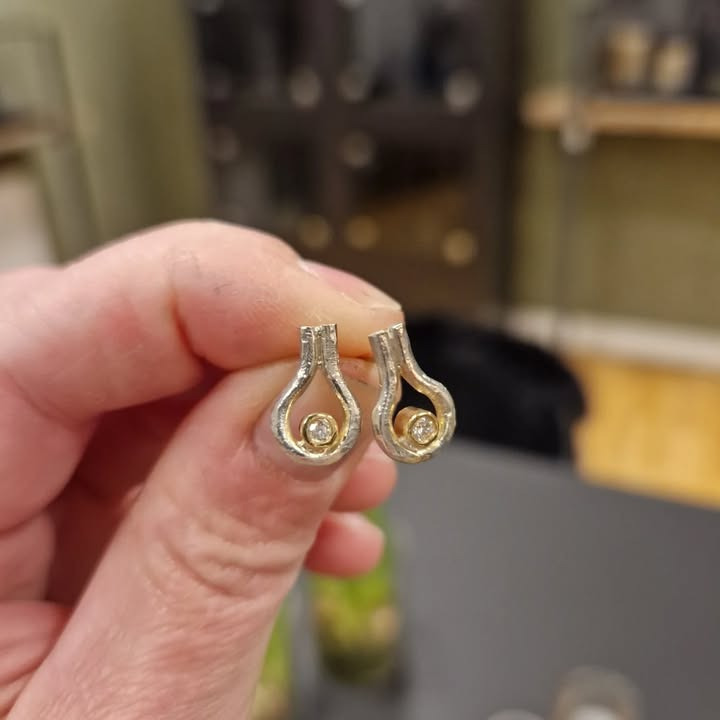 Guldsmed Ø præsenterer flotte sølv smykker med guld og ædelstene