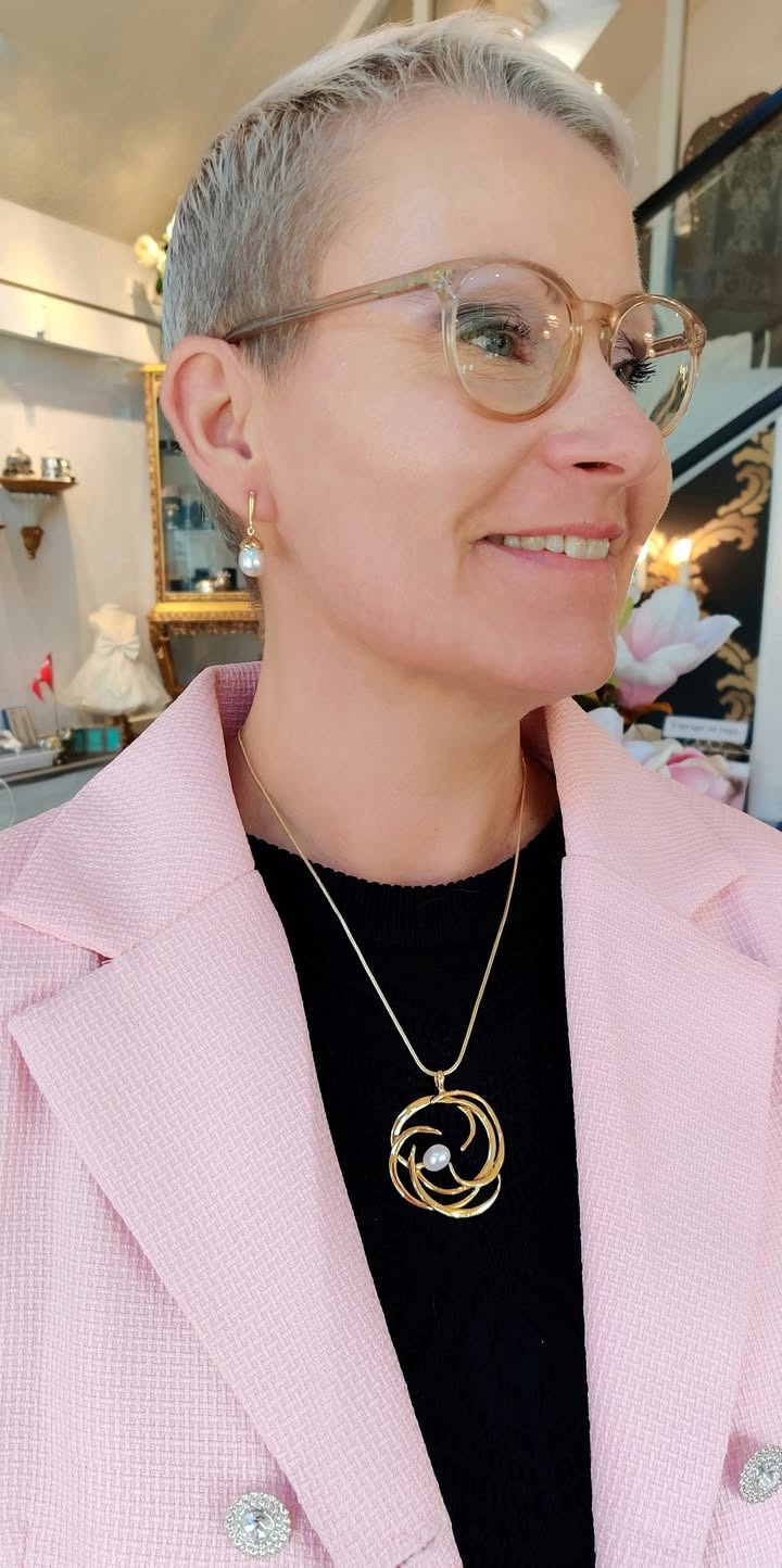 Smykkedesigner Helga Winther præsenterer unikt smykkeudtryk med personlighed og perlestil