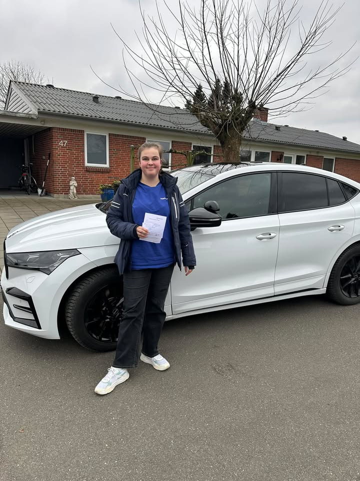 Frisdal Køreskole I/S: Thilde Bach får kørekort i tide til skiferien