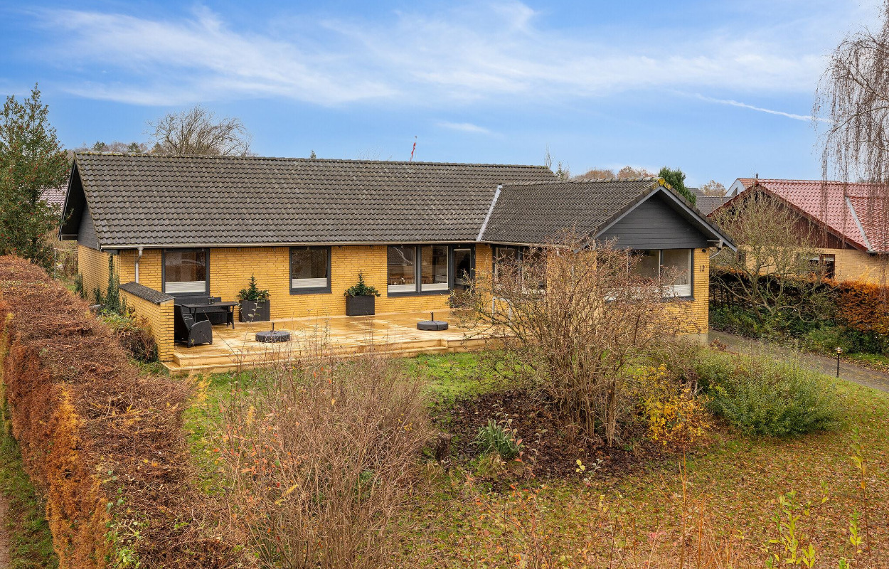 Kom med indenfor i denne rummelige familievilla på Krusåvej nær skov og natur