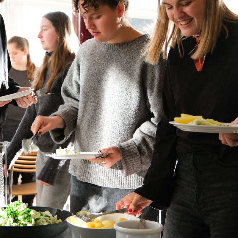 Spis og besøg Hadsten Højskole: Overvej et højskoleophold