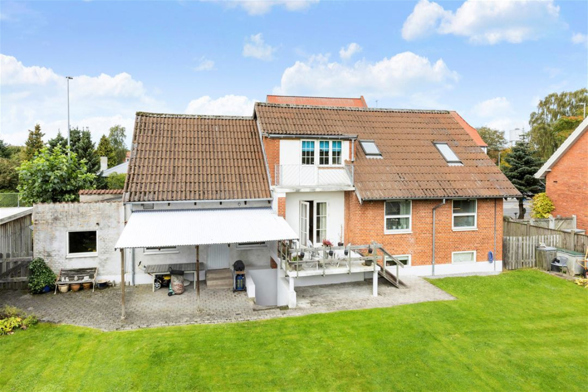 Rummelig og velbeliggende villa med erhvervslokale