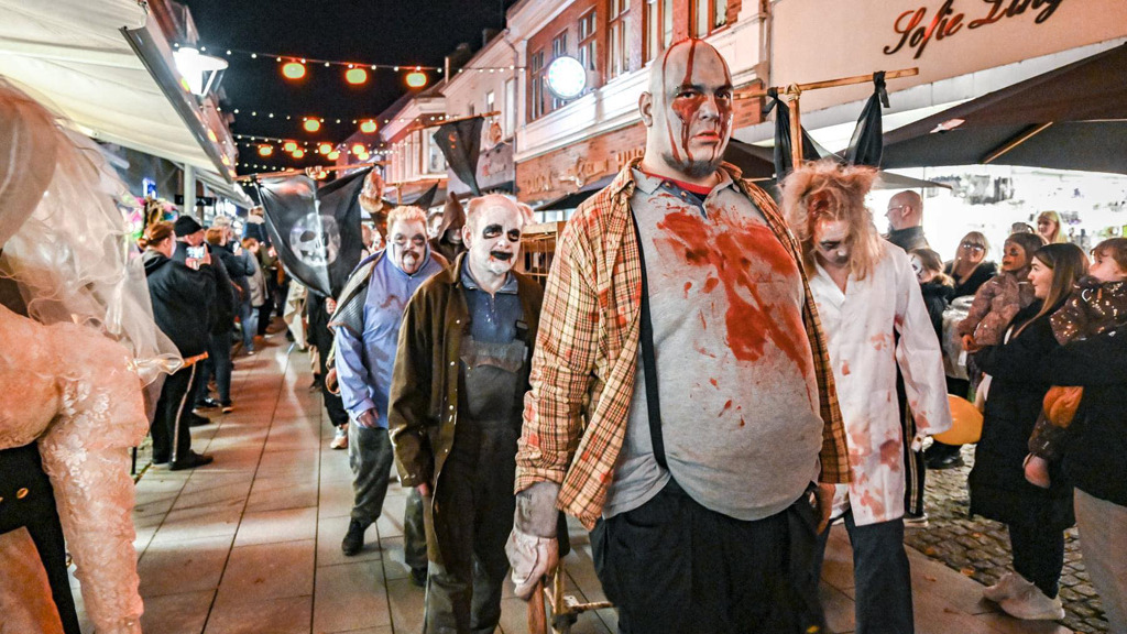 Uhyggelig halloween parade i Nykøbing Mors' gågade