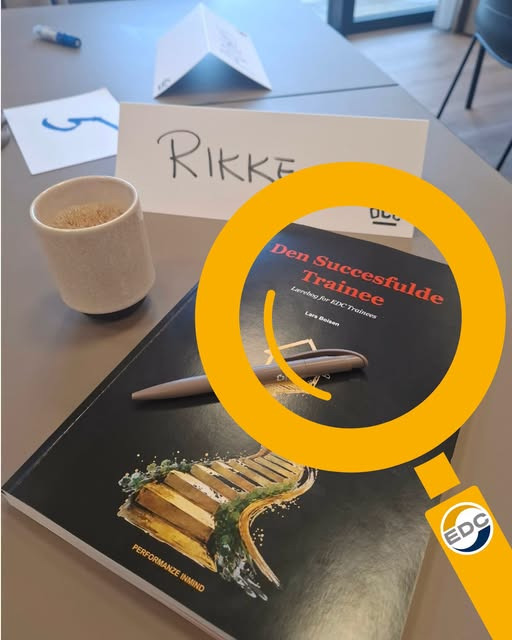 EDC Danebo, Farsø fortæller, at Rikke er på skole som del af sin traineeuddannelse