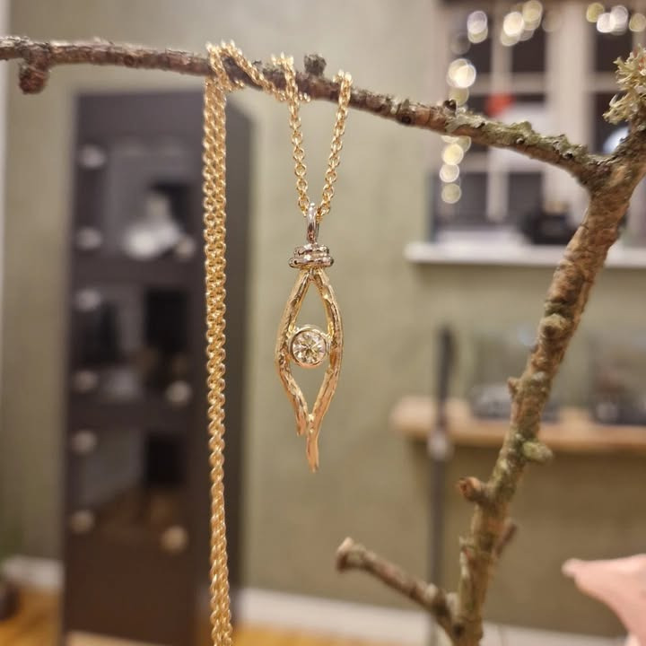 Eksklusive guldsmykker hos Guldsmed Ø: Et udvalg af halskæder og vedhæng til specialpriser