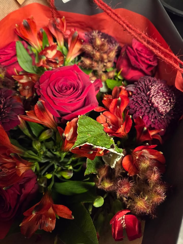 Flore Vida fylder selvbetjeningen med friske buketter hver dag