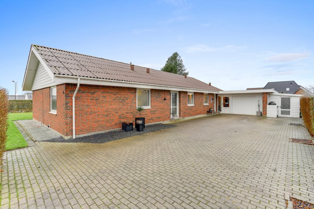 Mæglerhuset præsenterer moderne etplansvilla i Gandrup med attraktiv beliggenhed
