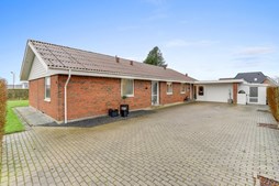 Mæglerhuset præsenterer moderne villa i Gandrup med skøn beliggenhed